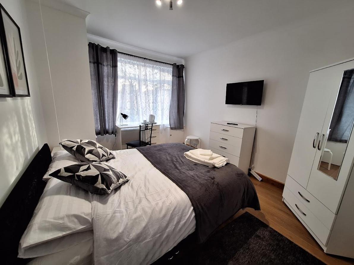 Hotel Uplands Grove Bungalow Wolverhampton Esterno foto