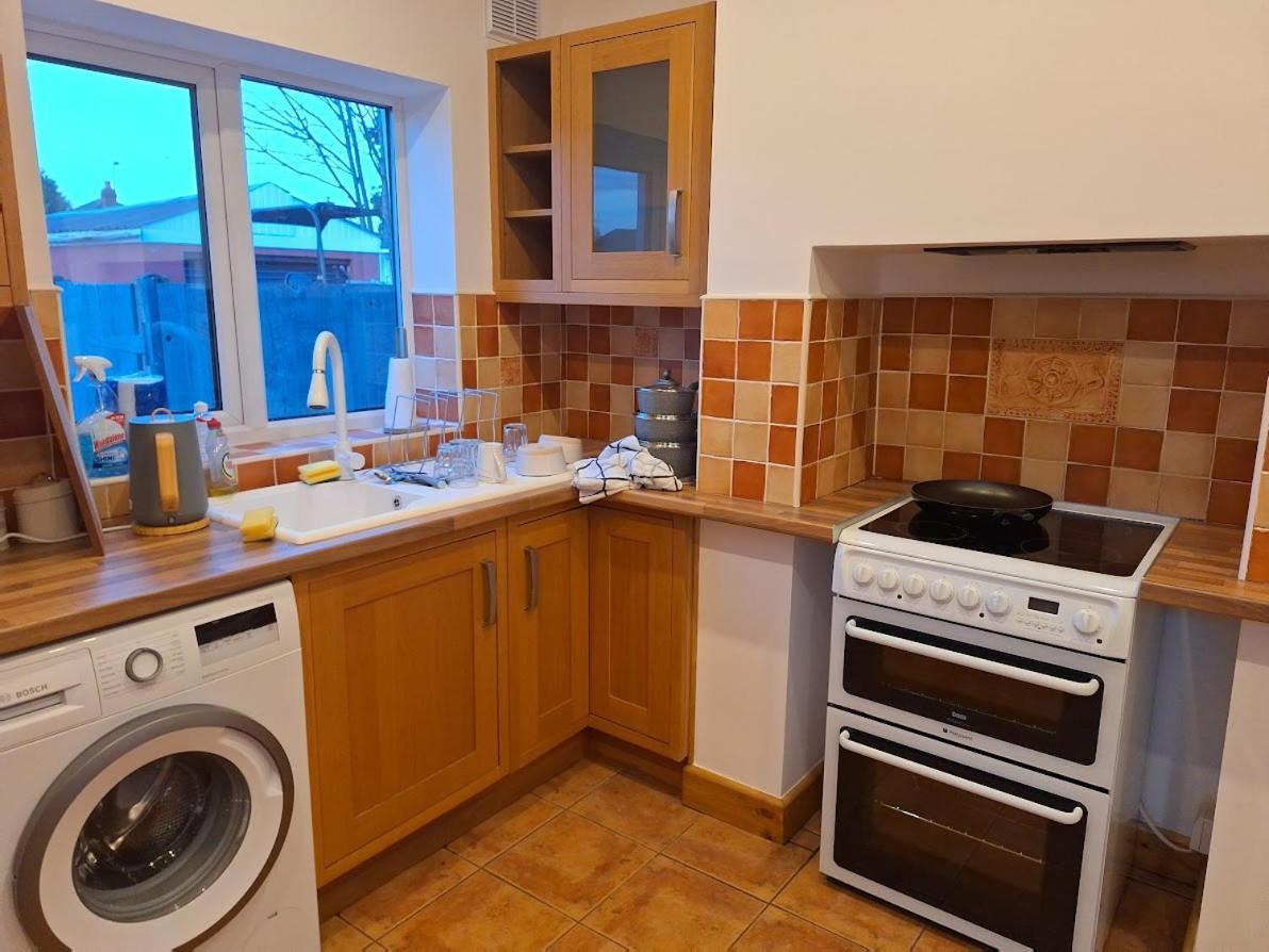 Hotel Uplands Grove Bungalow Wolverhampton Esterno foto